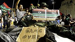 Gadafi bombardea su palacio mientras los rebeldes ofrecen una recompensa por su cabeza