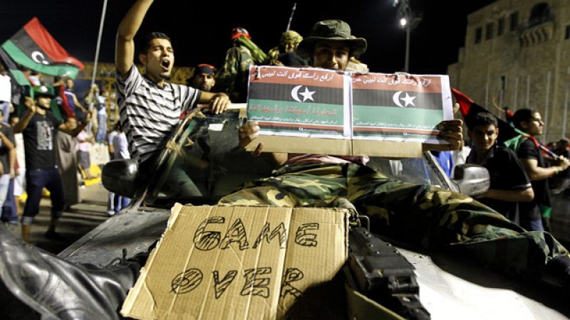 Gadafi bombardea su palacio mientras los rebeldes ofrecen una recompensa por su cabeza