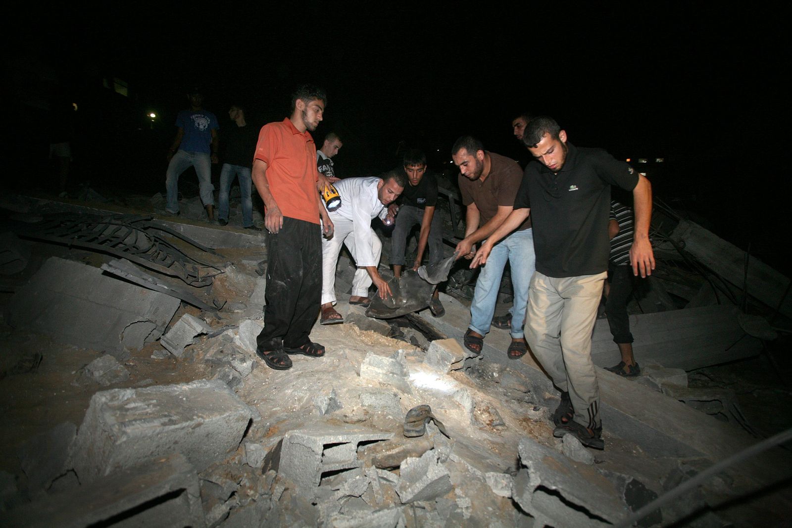 Palestinos en el lugar atacado por Israel en Bait Lahiya, en Gaza