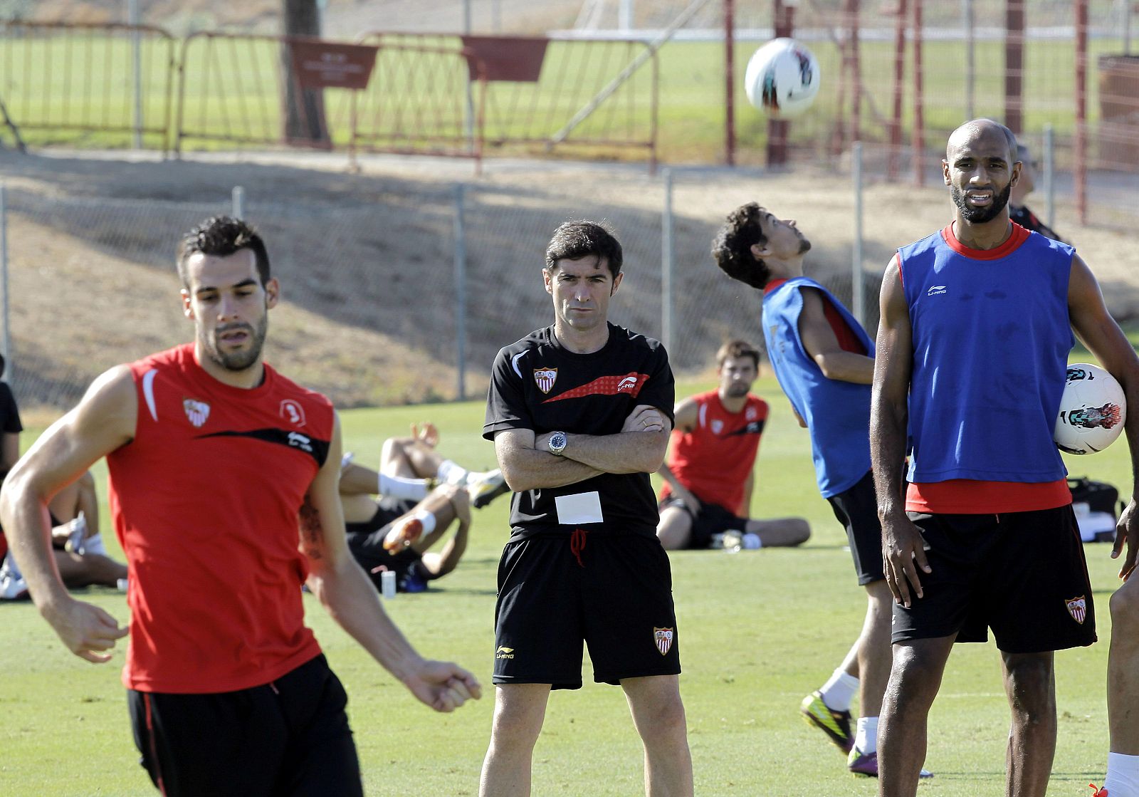 El entrenador del Sevilla FC , Marcelino García Toral y los jugadores Álvaro Negredo, Frederic Kanouté y Jesús Navas, durante un entrenamiento