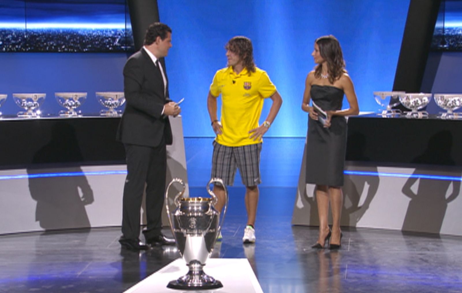 Curiosa vestimenta de Puyol en la gala de la Champions