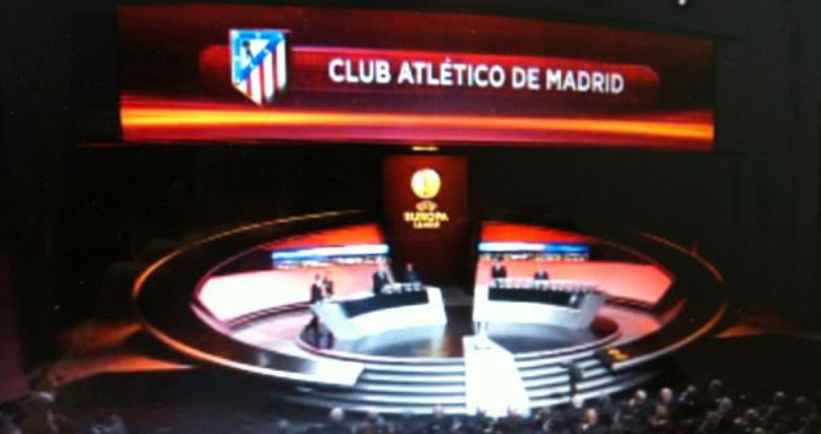 Sorteo de Europa League. Momento en que  ha salido la bola del Atlético de Madrid.
