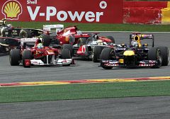 Vettel gana en un Spa muy revuelto y Alonso acaba cuarto