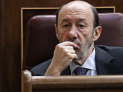 Rubalcaba a Zapatero en el Congreso: "Me voy a tomar un café, que me duermo"
