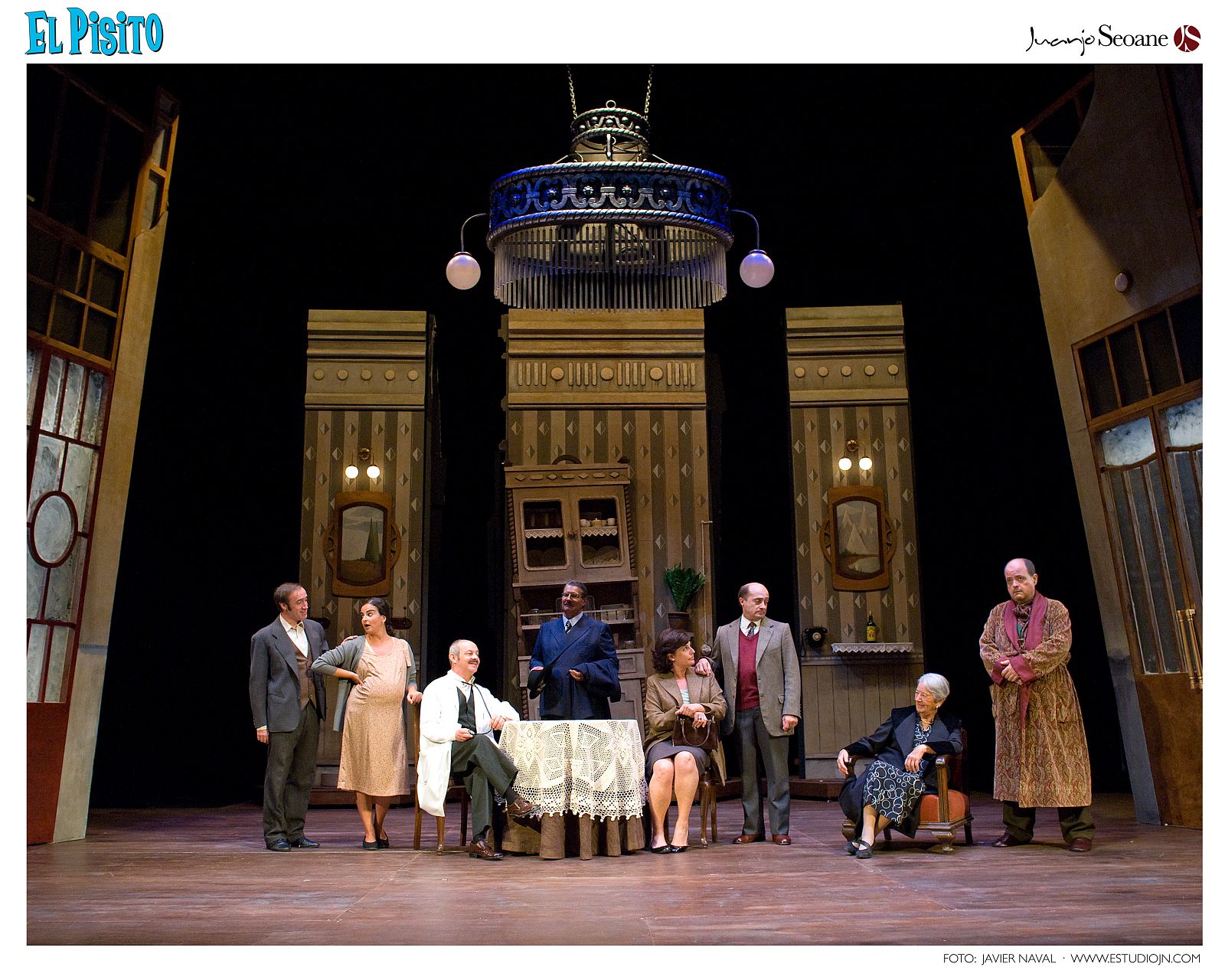 Los ocho actores que participan en esta versión teatral de 'El pisito' de Bernardo Sánchez y Juan Seoane