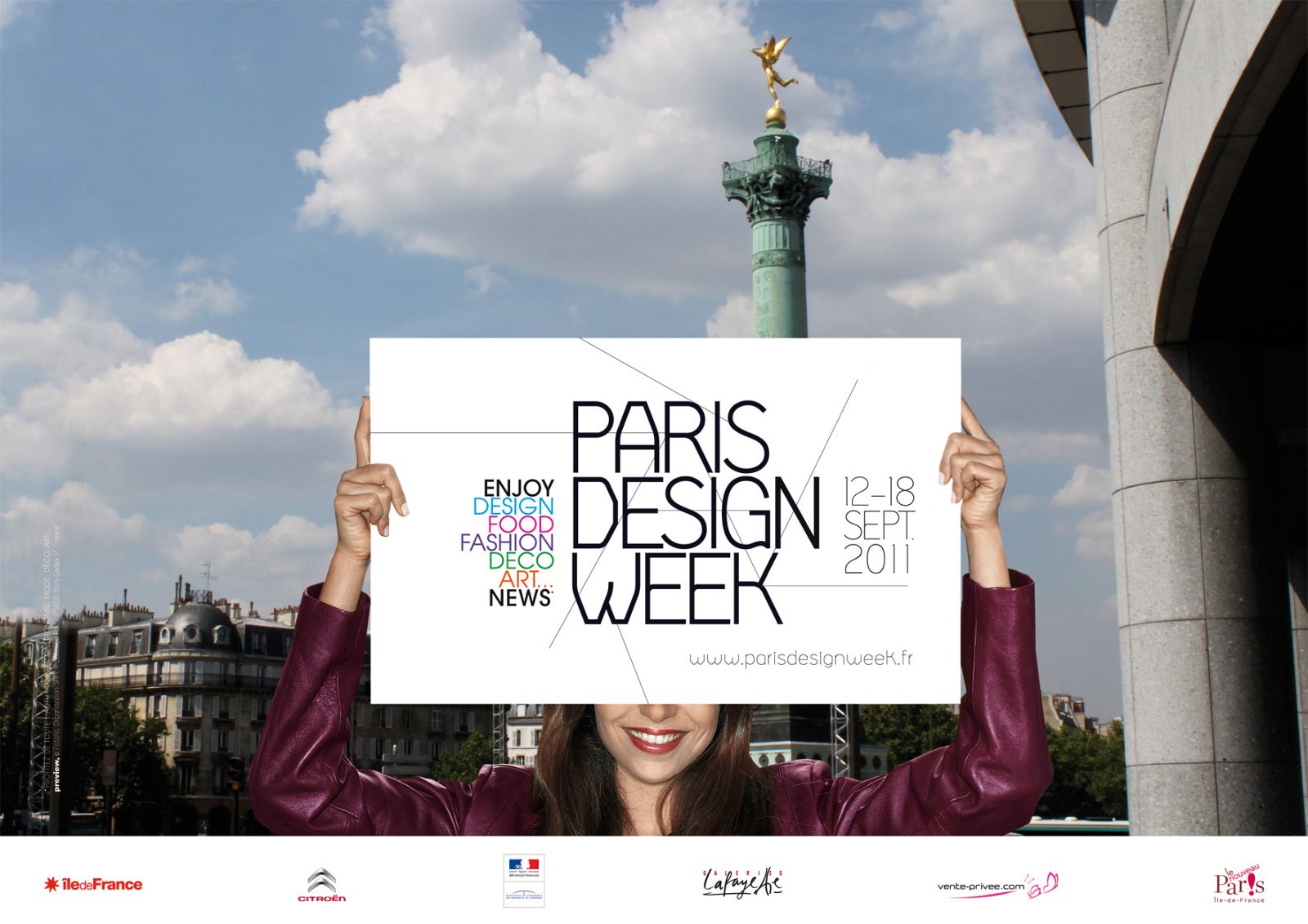 Una joven muestra el cartel de la nueva semana del diseño de París en el distrito de Bastille