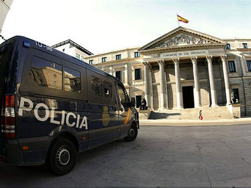 El Movimiento 15M se manifiesta bajo el grito "exijo votar el cambio constitucional"