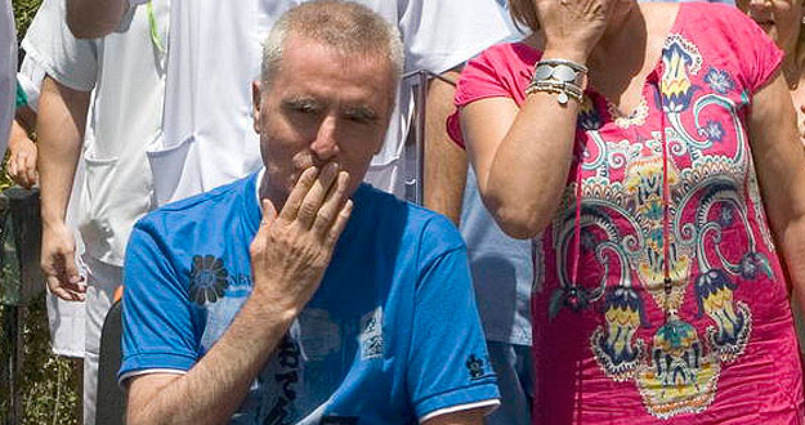 ORTEGA CANO ABANDONA EL HOSPITAL VISIBLEMENTE EMOCIONADO