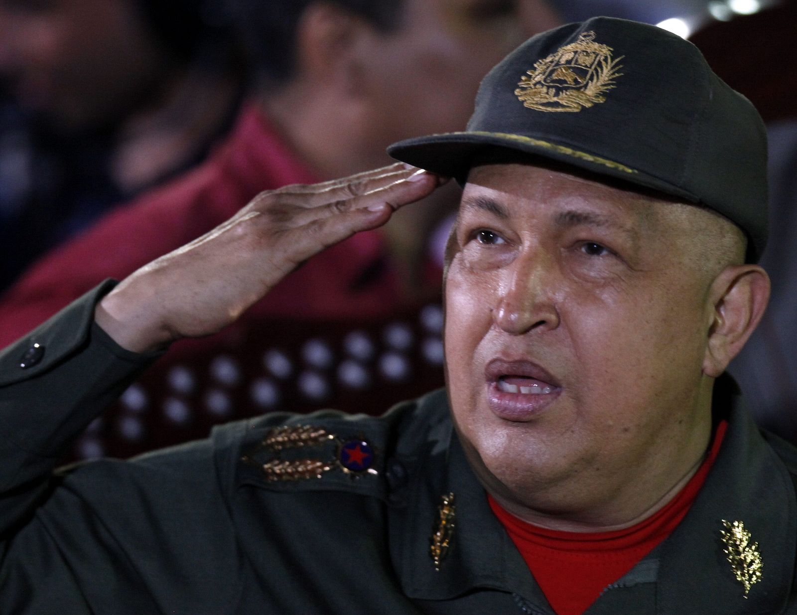 CHAVEZ ABANDONA "INMEJORABLE" HOSPITAL VESTIDO DE MILITAR Y EN CARAVANA