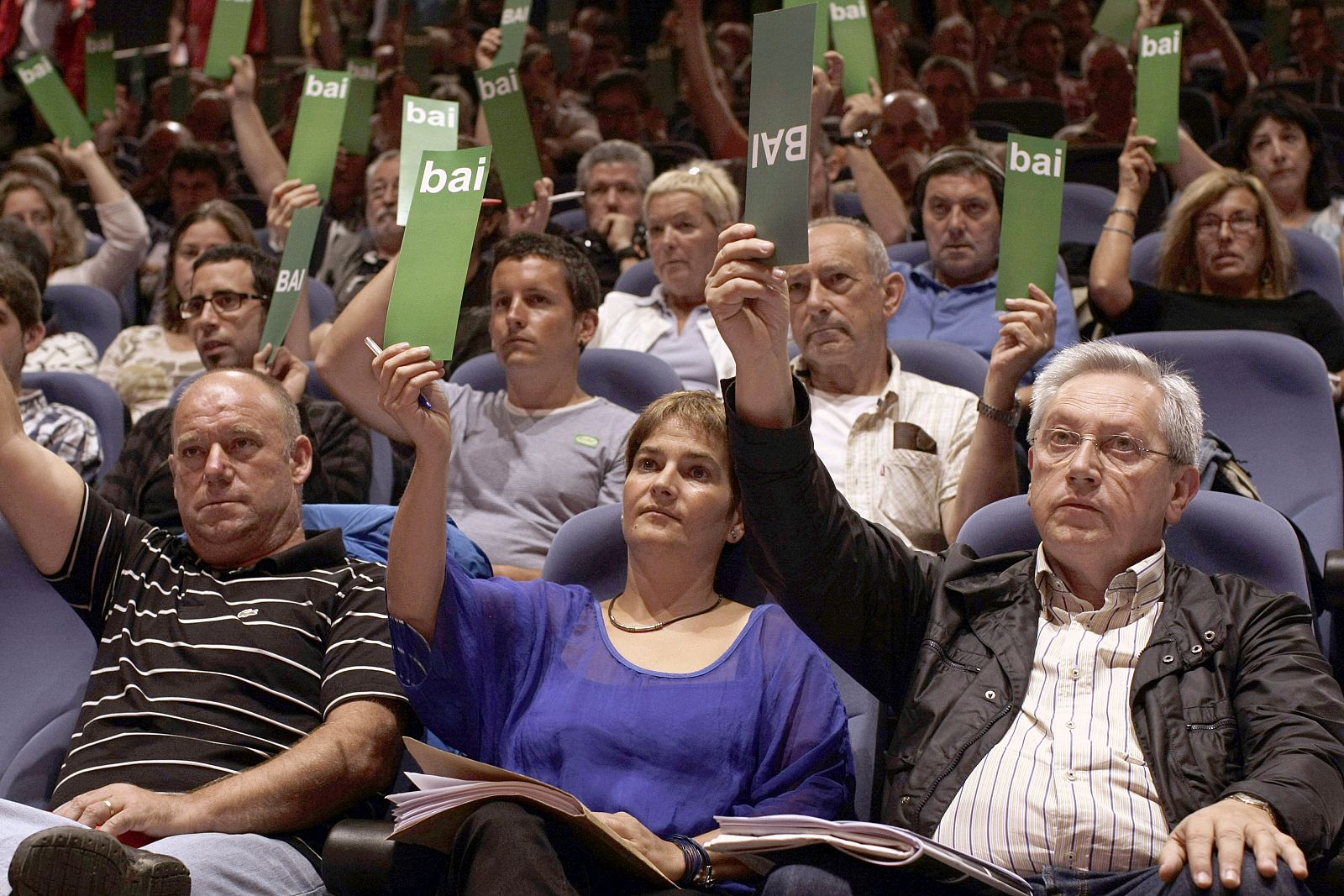 El coordinador de Aralar Patxi Zabaleta (d), Rebeka Ubera (c) y Chencho Jiménez (i), durante la asamblea nacional de Aralar