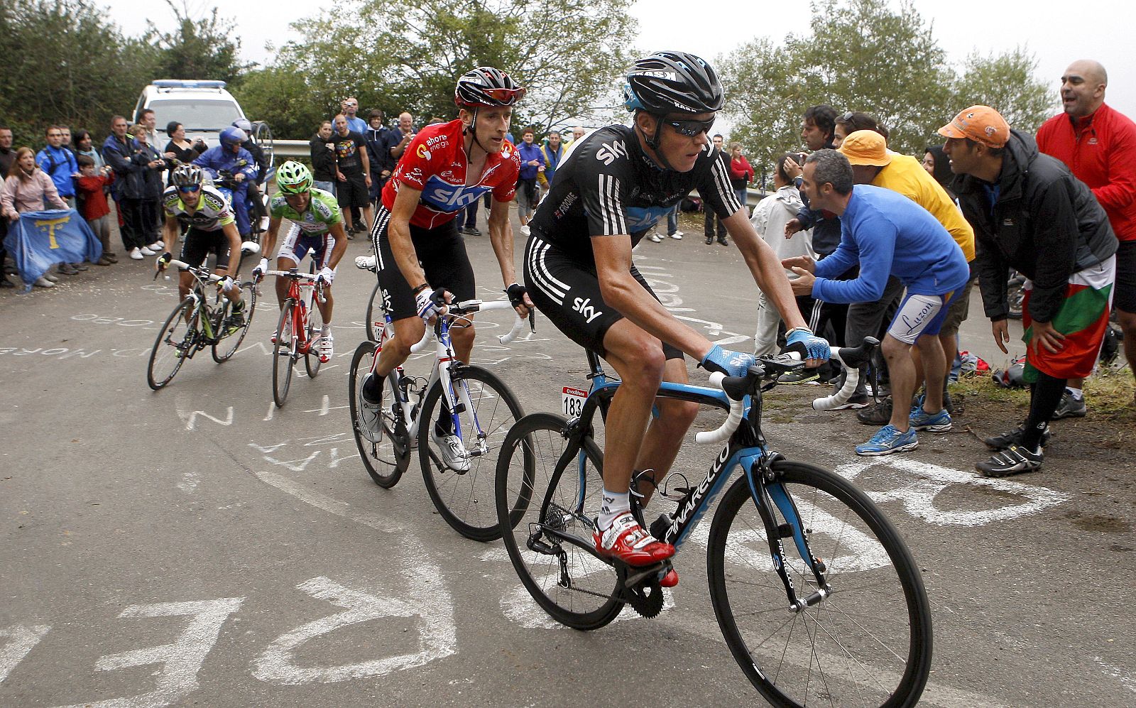 Los ciclistas británicos del Sky, Christopher Froome (d) y Bradley Wiggins en L'Angliru.