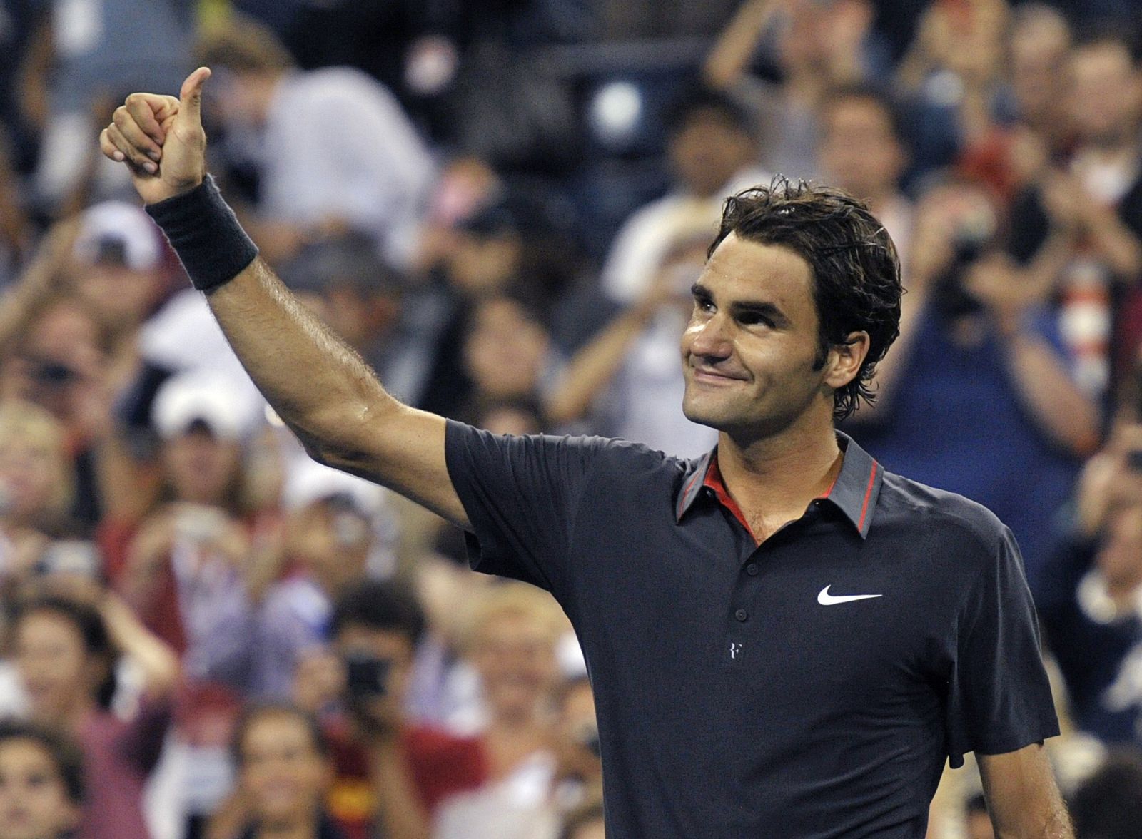 Federer of Switzerland thanks the crowd after defeating Monaco of Argentina following their match at the U.S. Open tennis tournament in New York
