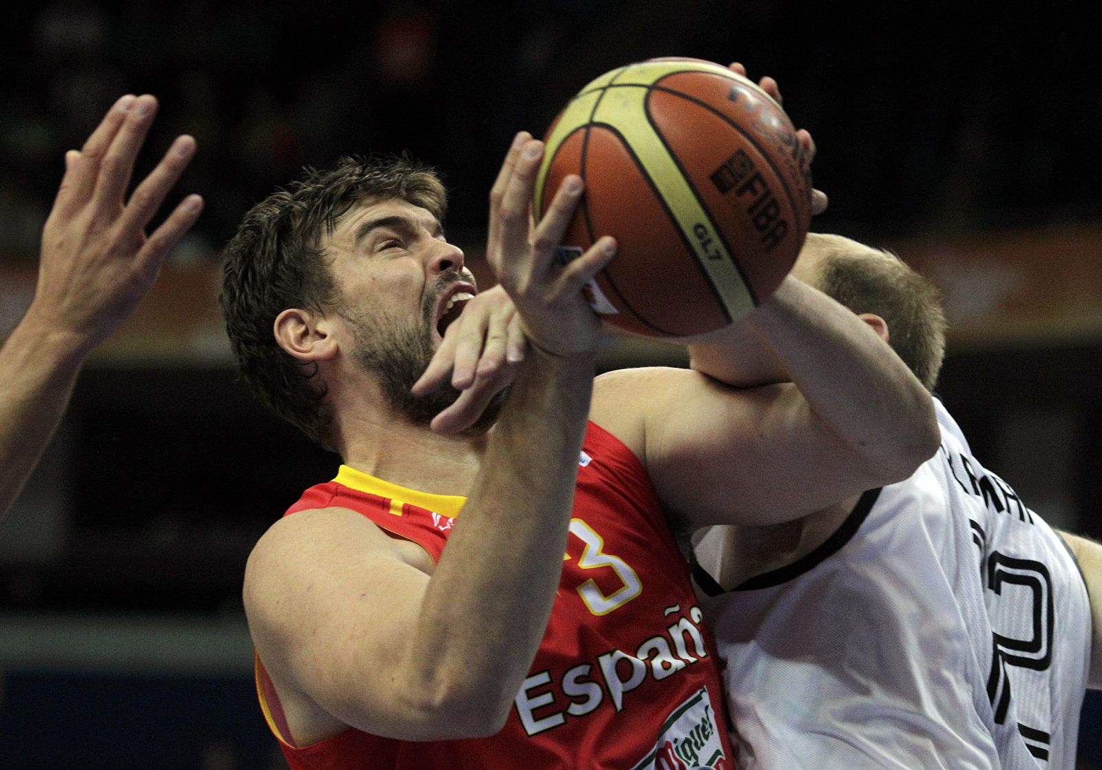 Marc Gasol pelea la bola ante la presión del alemán Kaman.
