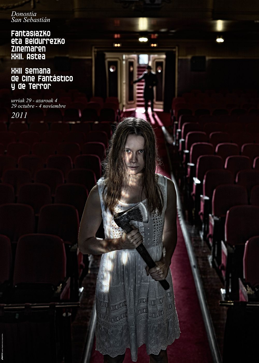 La actriz Manuela Vellés posa en el patio de butacas del Teatro Principal de San Sebastián en el cartel de la próxima edición