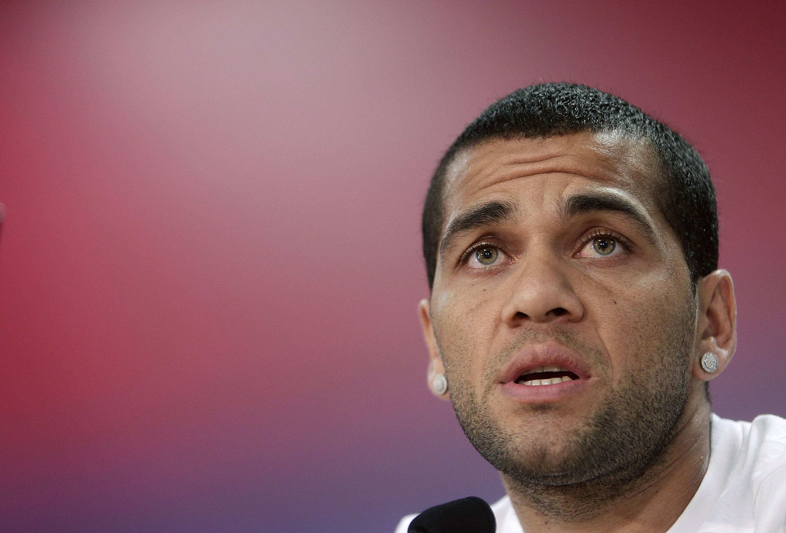 El jugador del FC Barcelona, Dani Alves, atendiendo a los medios de comunicación.