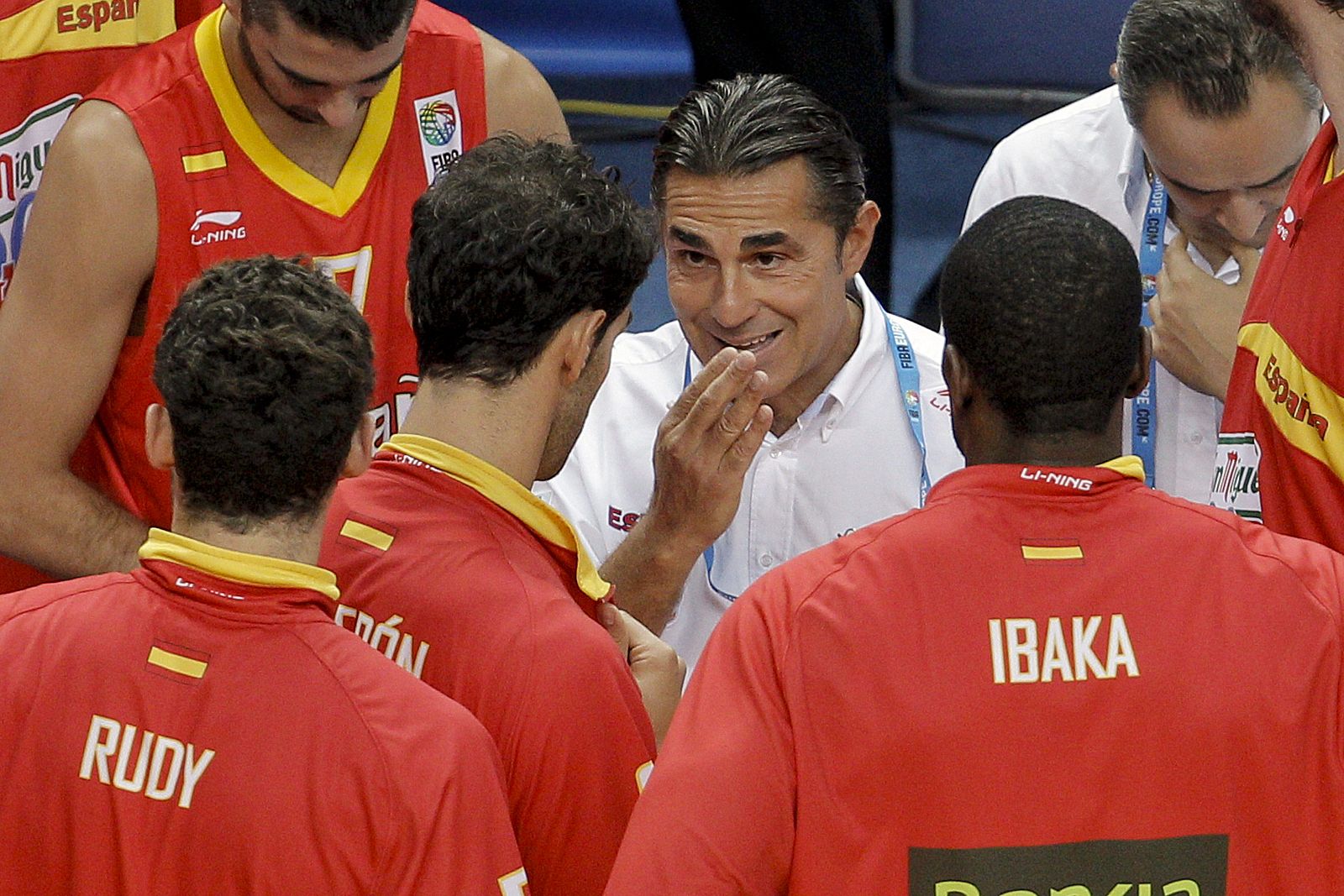 El seleccionador del conjunto español Sergio Scariolo (c) da instrucciones a los jugadores de la selección española, de izquierda a derecha, Rudy Fernández, Juan Carlos Navarro, José Manuel Calderón y Serge IBaka