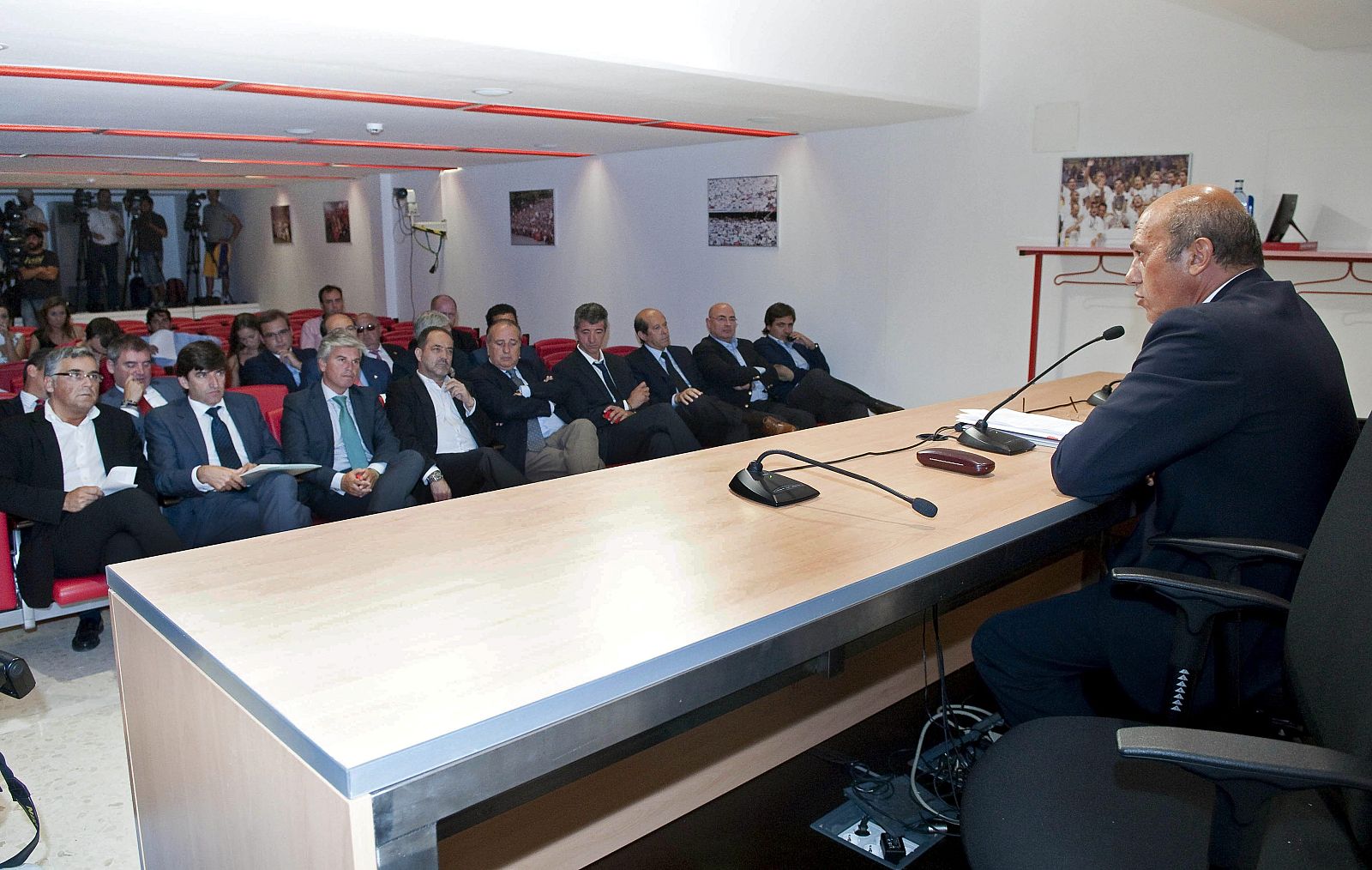 REPRESENTANTES DE DOCE EQUIPOS DEBATEN EL REPARTO DE LOS DERECHOS DE TELEVISIÓN