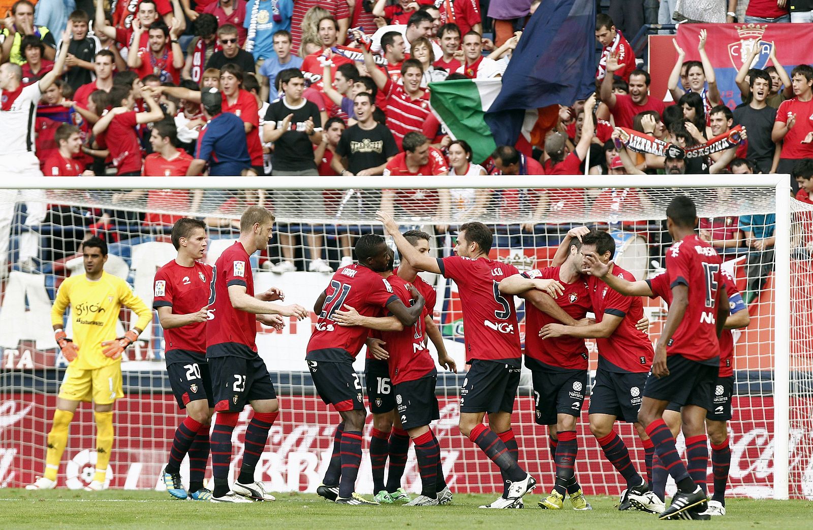 Los jugadores del Osasuna celebran el gol marcado por su compañero, el delantero Juan Francisco Martínez "Nino".