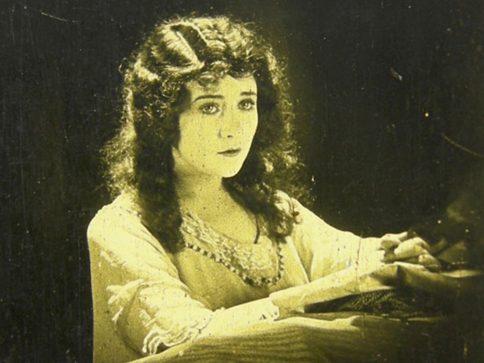 Betty Compson protagoniza 'The white shadow', la primera película con la firma de Hitchcock descubierta en Nueva Zelanda.