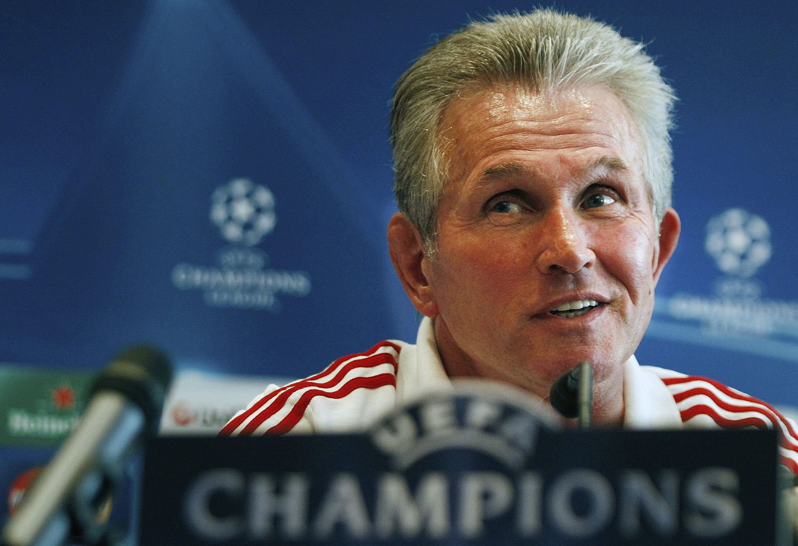 El entrenador del Bayern de Munich Josef Heynckes durante la rueda de prensa que ha ofrecido en Valencia, previa al partido que le enfrentará mañana al Villarreal en El Madrigal