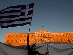 Grecia y la UE buscan soluciones para eludir la quiebra de Atenas, que sigue recortando