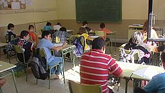 Normalidad en las aulas mientras los sindicatos de profesores se manifiestan frente a Educación