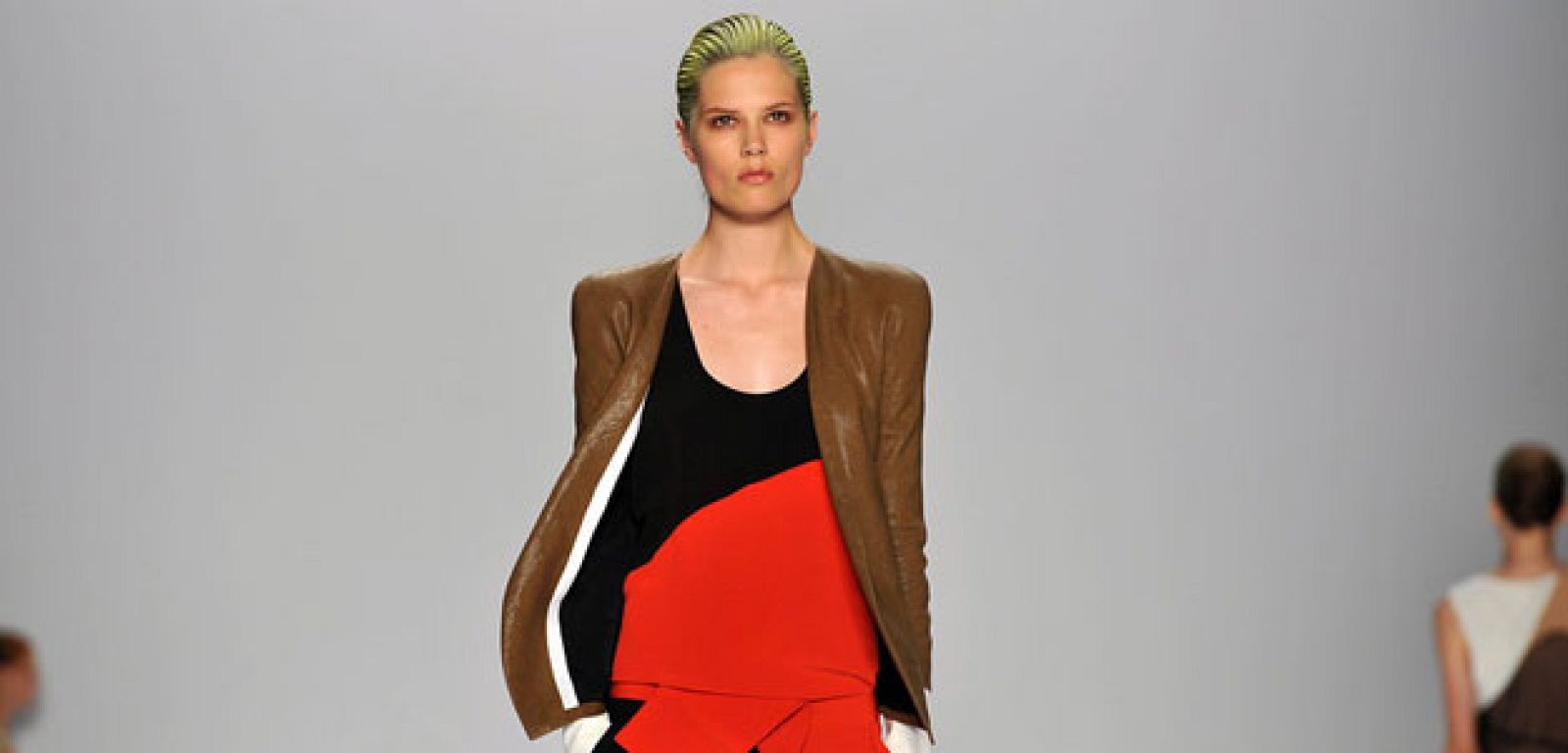 Asimetrías y transparencias en el desfile de Narciso Rodríguez