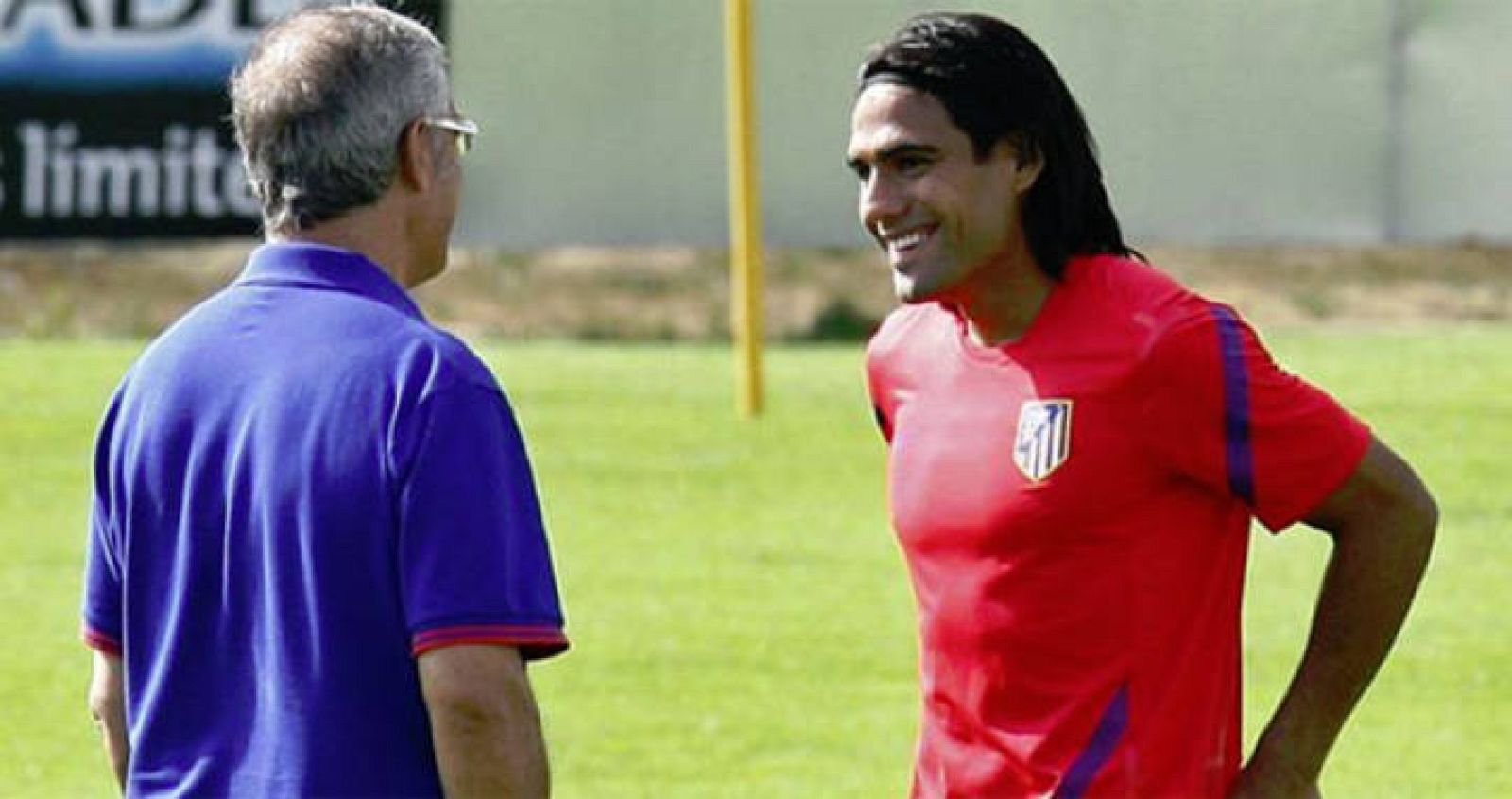 Gregorio Manzano y Radamel Falcao conversan durante un entrenamiento.