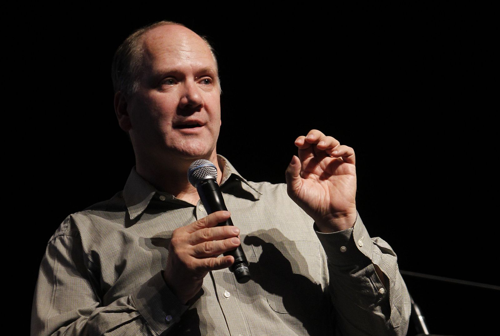 GREG GREELEY MANTIENE UN ENCUENTRO CON LOS MEDIOS