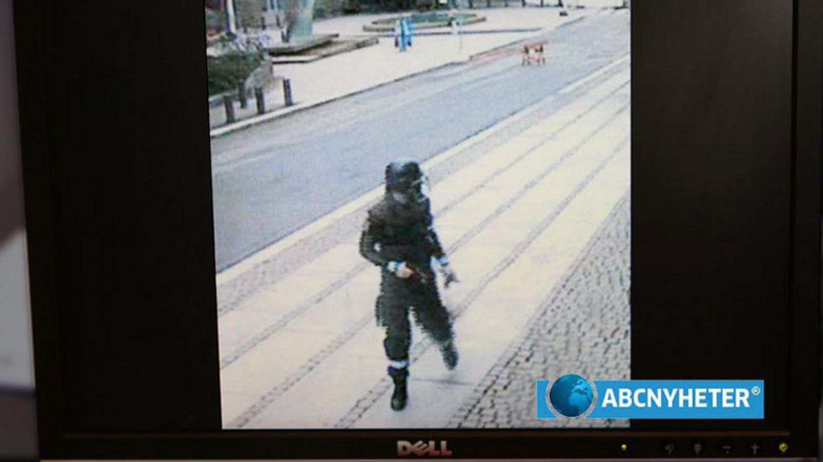 Imagen de Anders Behring Breivik, vestido de policía y con una pistola en la mano, tras colocar la bomba en el centro de Oslo