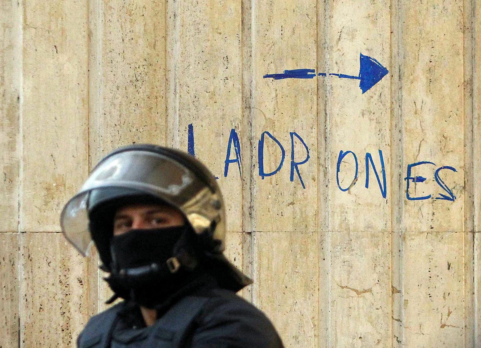 Un Mosso d'Esquadra custodia la entrada a la Bolsa de Barcelona, este lunes por la mañana
