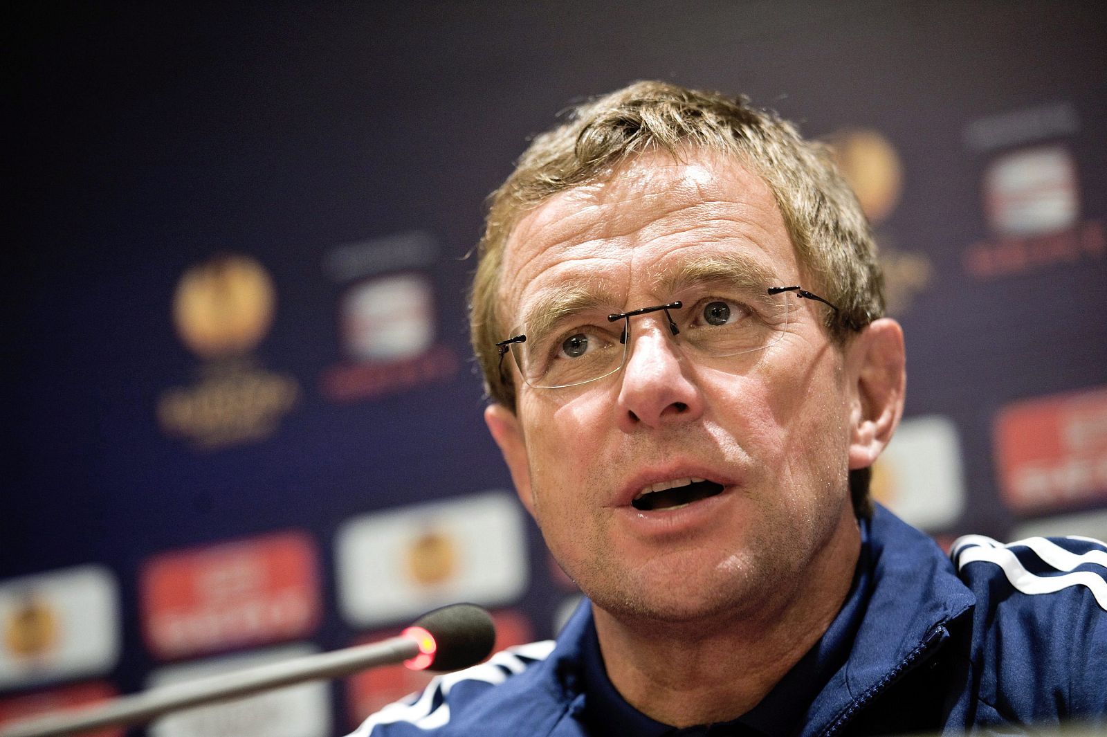 Ralf Rangnick atiende a los medios de comunicación como entrenador del Schalke 04.