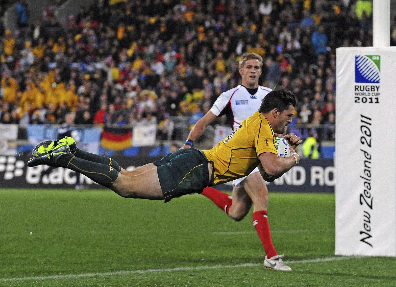 El australiano Adam Ashleigh-Cooper (dcha) marca un tanto durante el partido contra Estados Unidos.