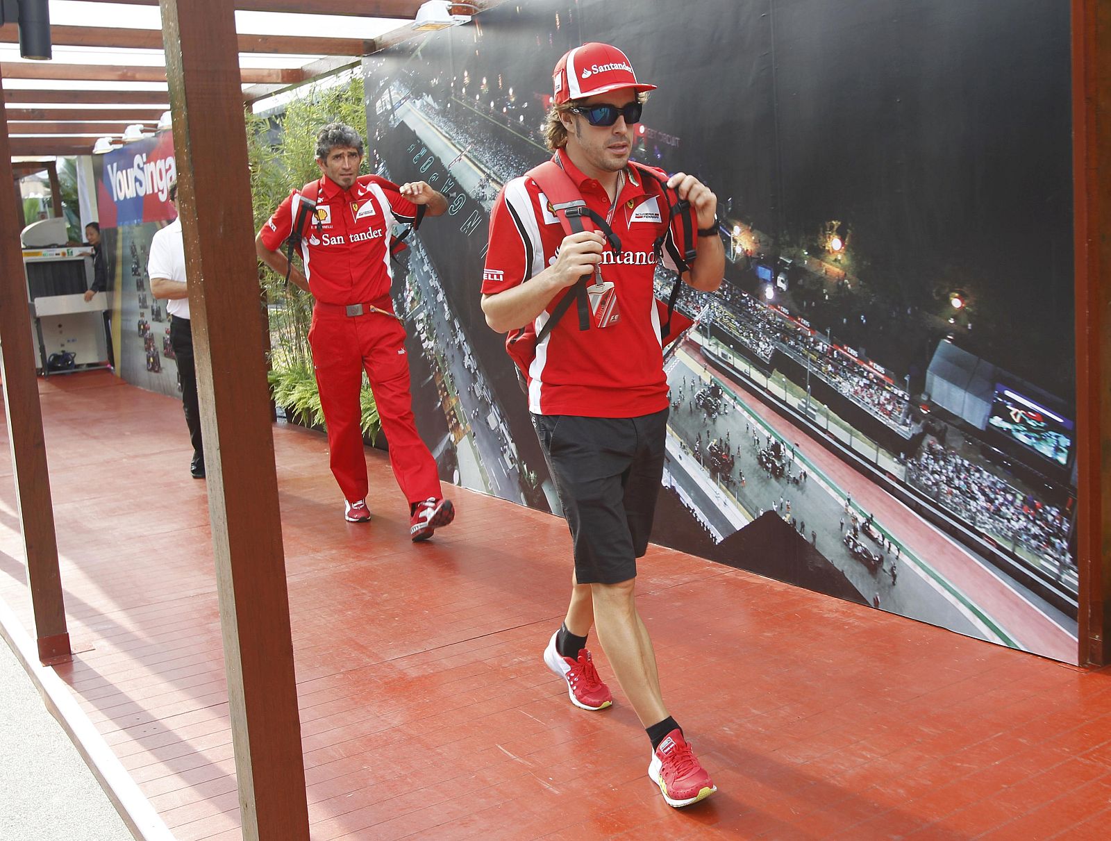 Fernando Alonso a su llegada al circuito de Marina Bay  donde se celebra el GP de Singapur.