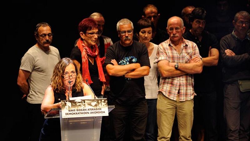 Los presos de ETA escenifican su adhesión al acuerdo de Gernika