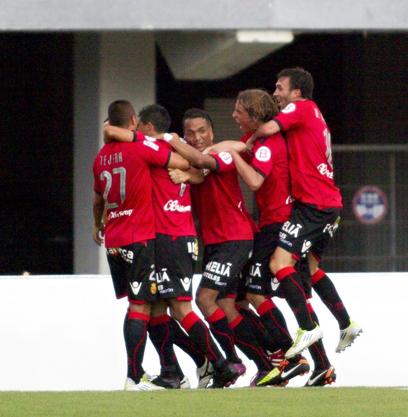 Los jugadores del RCD Mallorca celebran un gol ante la Real Sociedad.