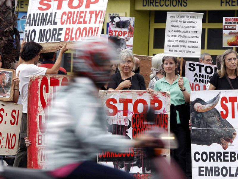 Defensores de los animales protagonizan un 'brindis fúnebre' frente a La Monumental