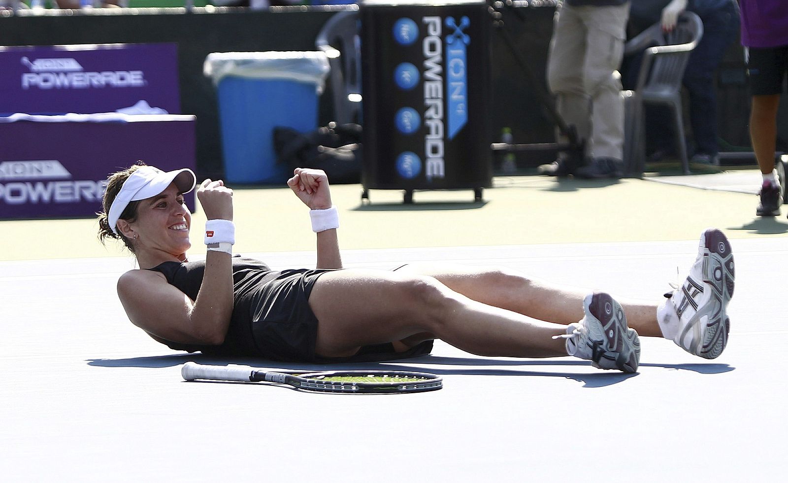 La tenista española María José Martínez Sánchez celebra tras ganar a la kazaja Galina Voskoboeva en la final del torneo de tenis de Seúl