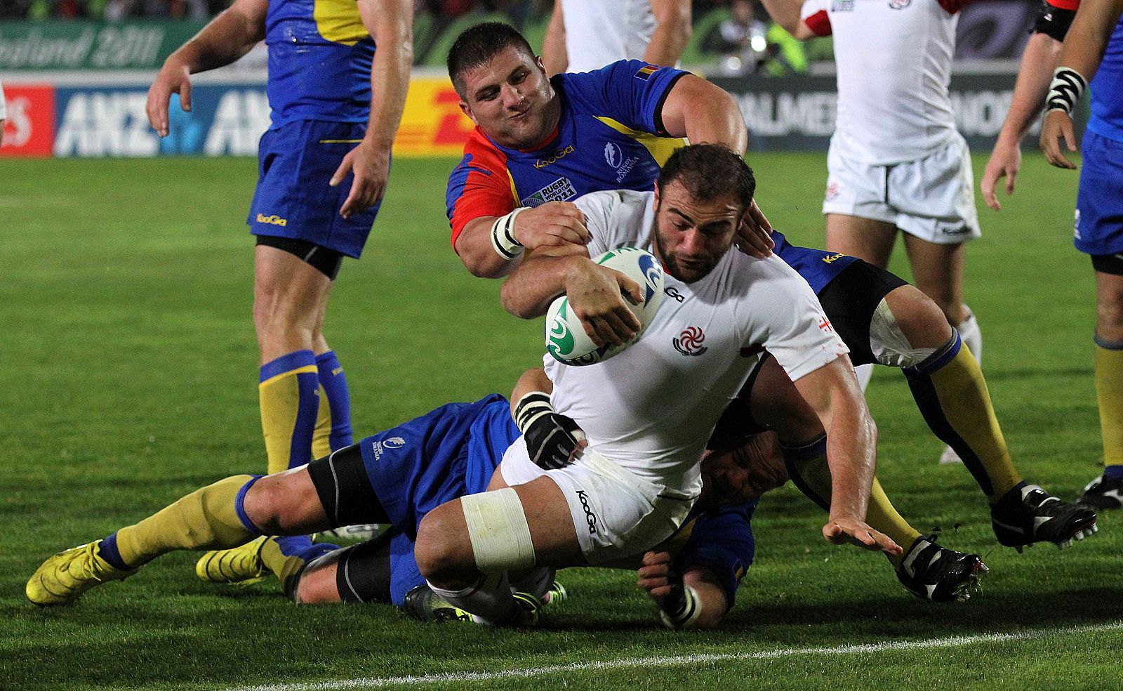 Mamuka Gorgodze de Georgia marca mientras le aborda Paulica Ion de Rumania durante el Mundial de Rugby. AFP PHOTO / Melville Marty