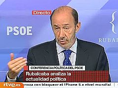 Rubalcaba denuncia las "líneas rojas" que traspasa el PP en educación y sanidad