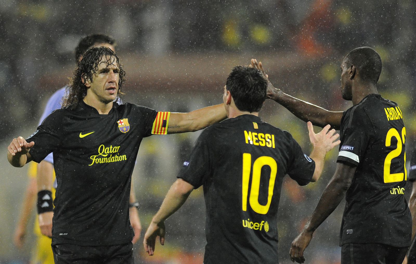 Carles Puyol celebra con sus compañeros, Messi y Abidal, la victoria ante el BATE Borisov.