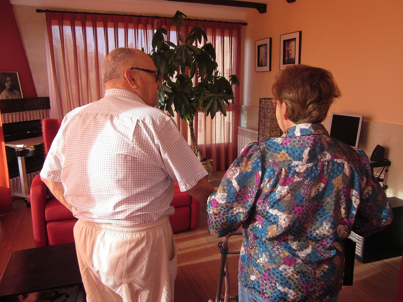 Paco y Ana pasean por la Residencia San Camilo.