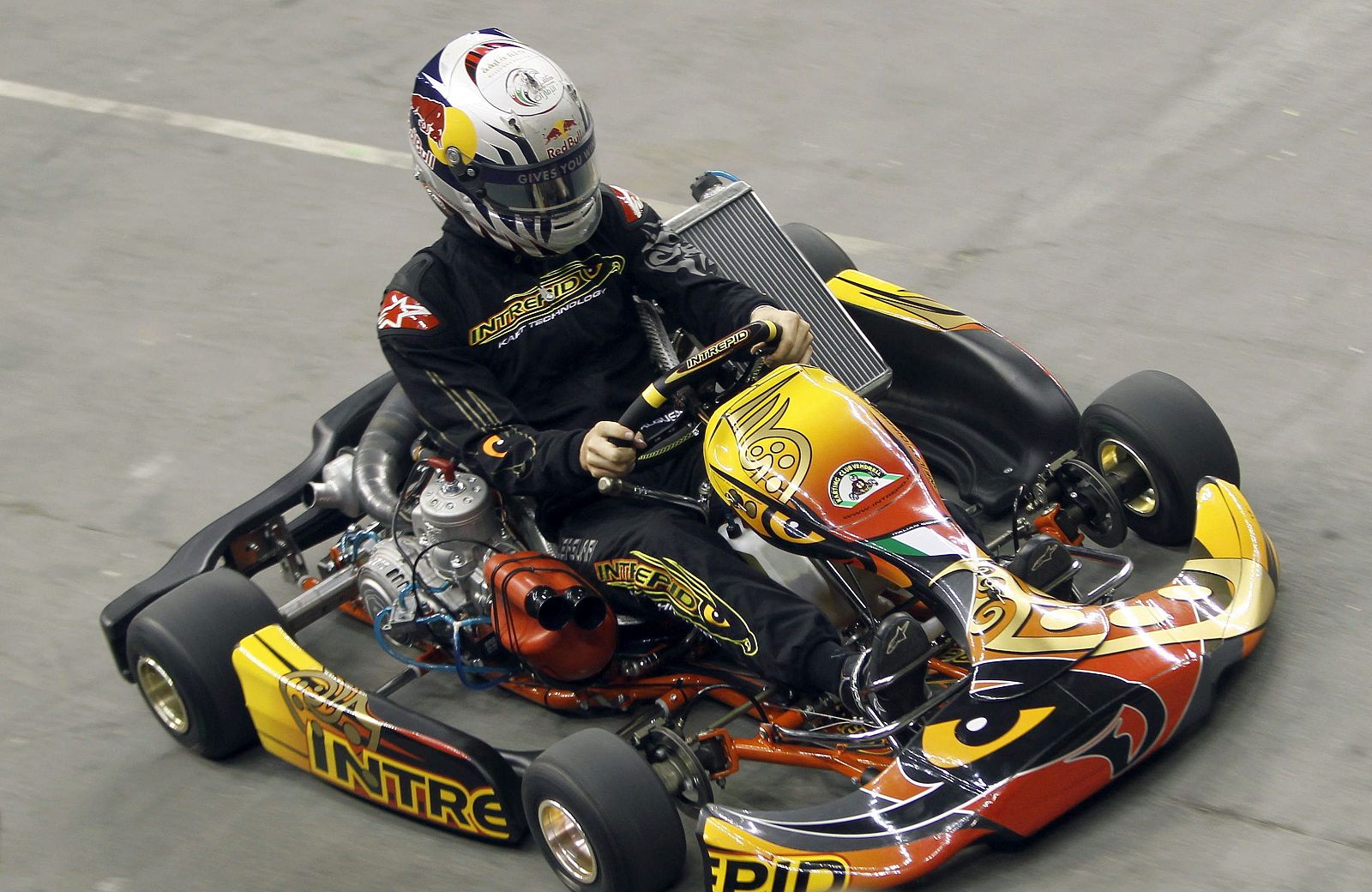 El piloto catalán Jaume Alguersuari, durante la exhibición que ha realizado esta tarde en las pistas del Palau Sant Jordi de Barcelona con el "Kart Intrepid KZI" de 125 cc.