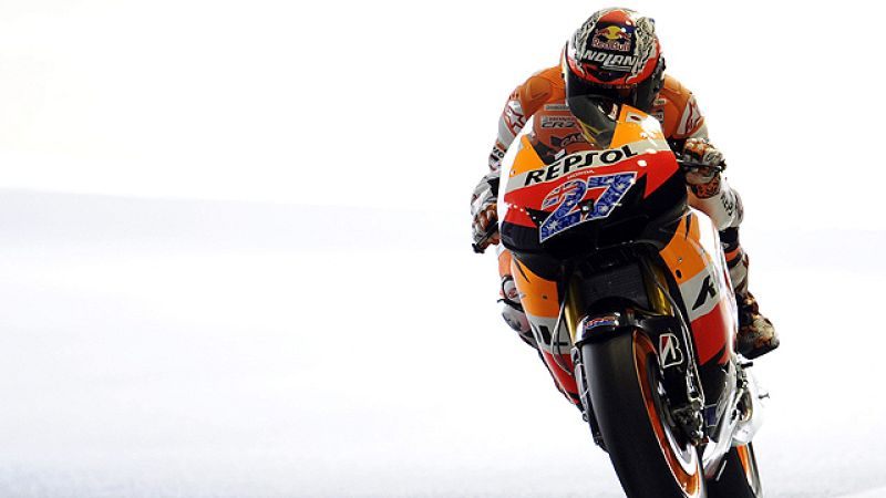 Stoner marca la 'pole' con récord de la pista incluído