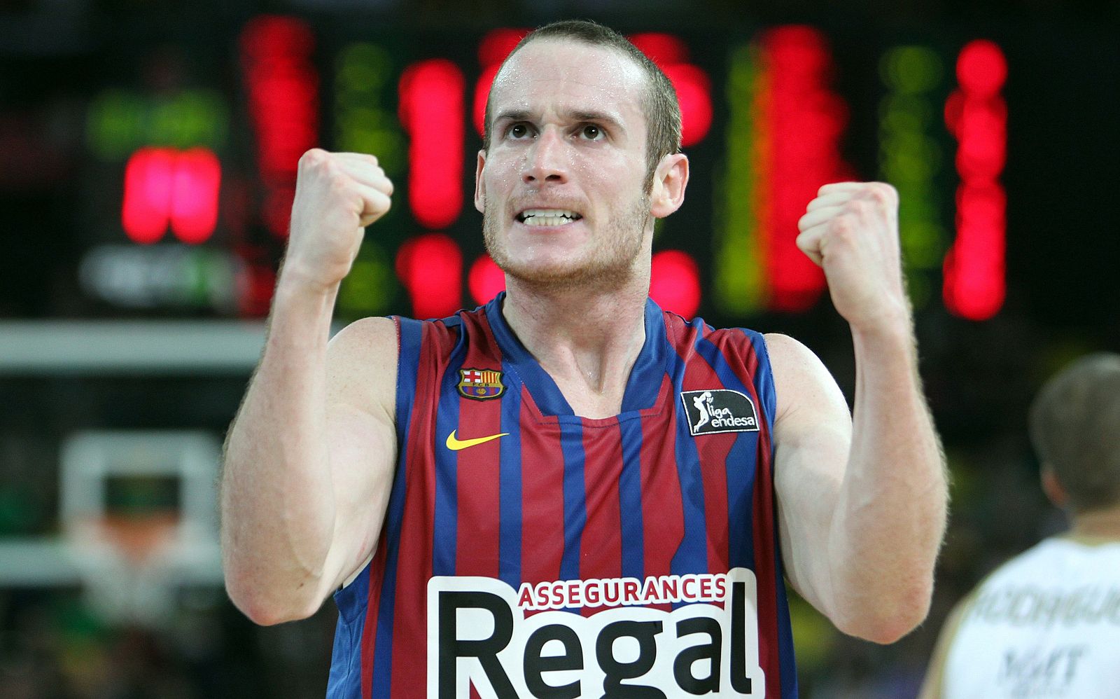 El base brasileño del Regal Barcelona Marcelinho Huertas celebra la victoria ante el Real Madrid.