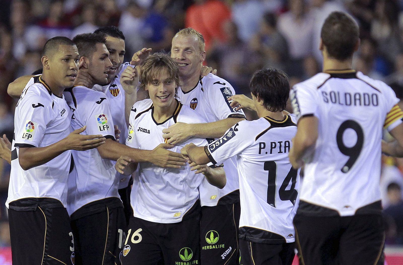 Los jugadores del Valencia felicitan a Canales, que ha marcado su primer gol con el Valencia en Liga.