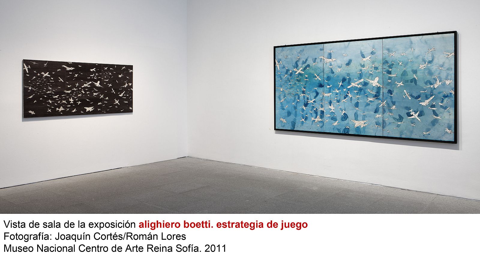 Vista de la sala donde se muestra la acuarela azul 'Aerei'