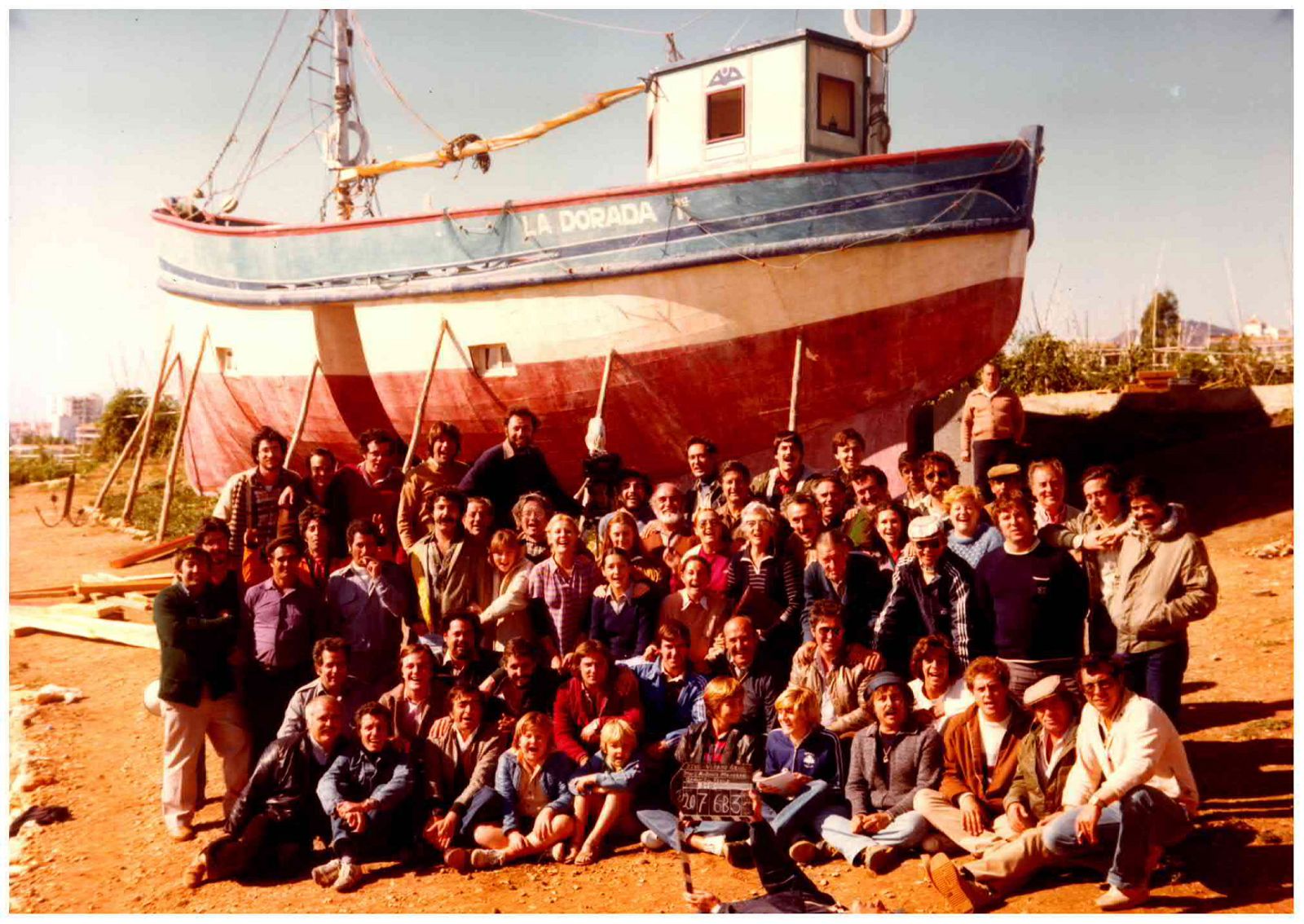 Verano azul: Foto del equipo antes de desmontar el barco 'La Dorada'