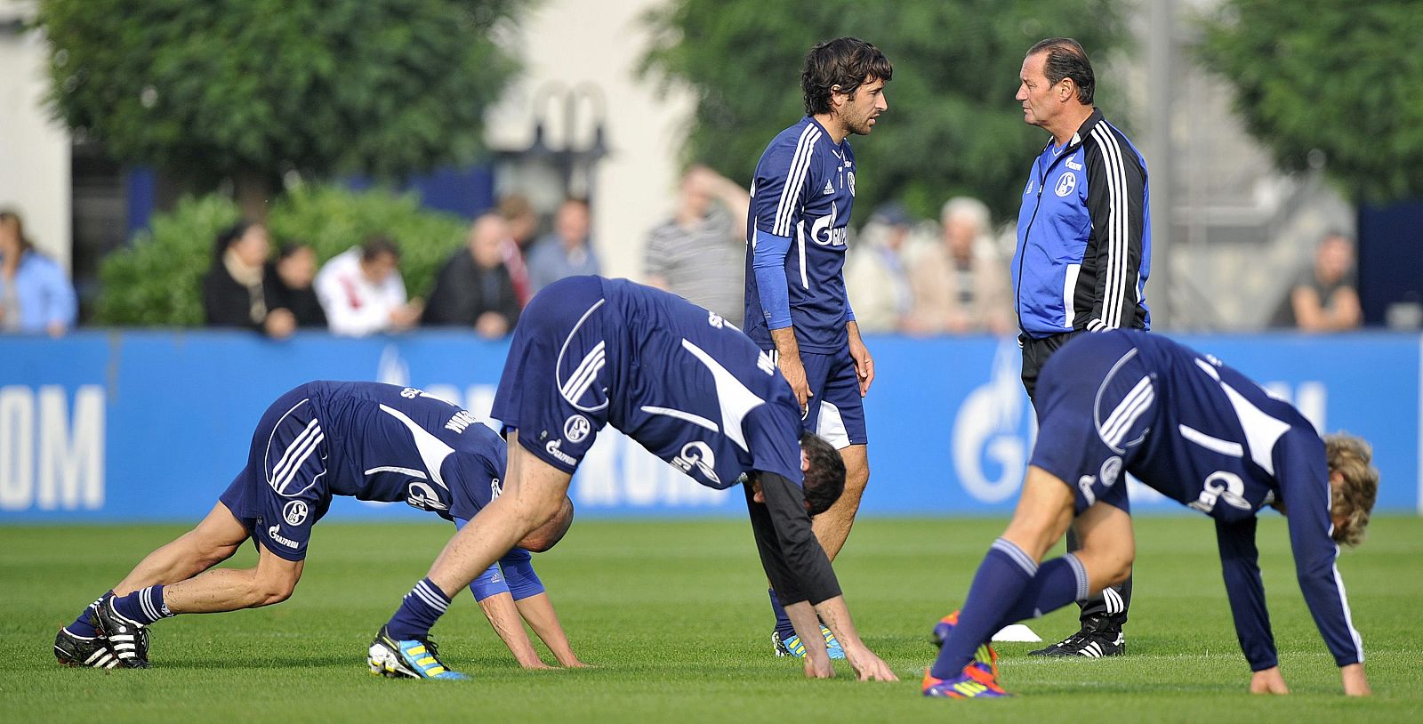 El entrenador holandés, Huub Stevens (d), charla con Raúl durante un entrenamiento del Schalke.