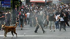 Enfrentamientos en las calles de Atenas tras las manifestaciones durante la quinta huelga general